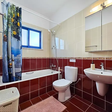 Apartament Stylish 1br Apt, Pool Views, Private Patio, 1min Walk To Gym Pafos