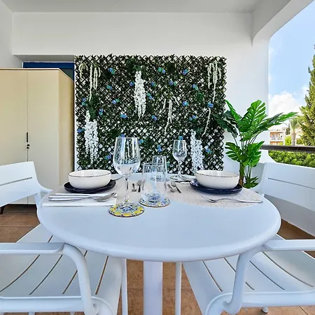 Stylish 1br Apt, Pool Views, Private Patio, 1min Walk To Gym Pafos