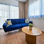 Stylish 1br Apt, Pool Views, Private Patio, 1min Walk To Gym 아파트 파포스