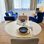 Stylish 1br Apt, Pool Views, Private Patio, 1min Walk To Gym 아파트 *