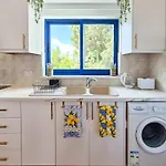 Stylish 1br Apt, Pool Views, Private Patio, 1min Walk To Gym 아파트 파포스