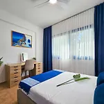 Stylish 1br Apt, Pool Views, Private Patio, 1min Walk To Gym 아파트 파포스