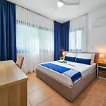 Stylish 1br Apt, Pool Views, Private Patio, 1min Walk To Gym *