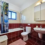 아파트 Stylish 1br Apt, Pool Views, Private Patio, 1min Walk To Gym 파포스