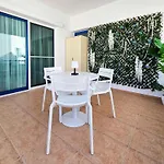 Апартаменты Stylish 1br Apt, Pool Views, Private Patio, 1min Walk To Gym Пафос