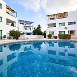 Stylish 1br Apt, Pool Views, Private Patio, 1min Walk To Gym Апартаменты Пафос