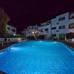 Stylish 1br Apt, Pool Views, Private Patio, 1min Walk To Gym 아파트 파포스