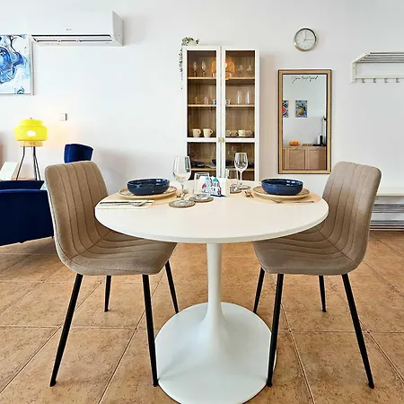 Stylish 1br Apt, Pool Views, Private Patio, 1min Walk To Gym