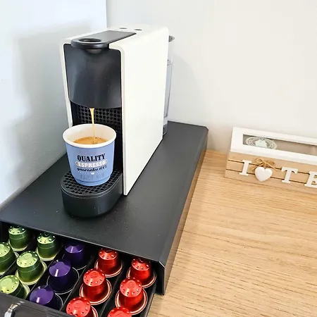 Stylish 1br Apt, Pool Views, Private Patio, 1min Walk To Gym * Paphos