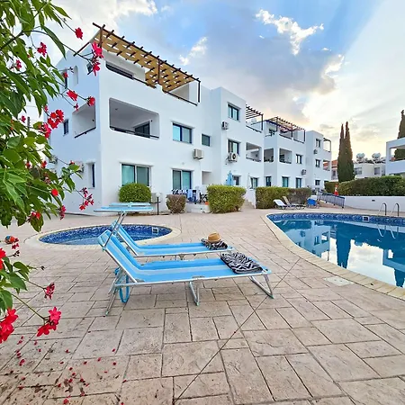 Stylish 1br Apt, Pool Views, Private Patio, 1min Walk To Gym * Paphos