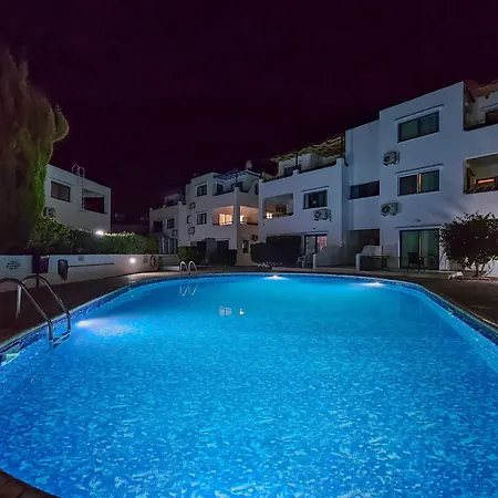 Stylish 1br Apt, Pool Views, Private Patio, 1min Walk To Gym Appartement Paphos