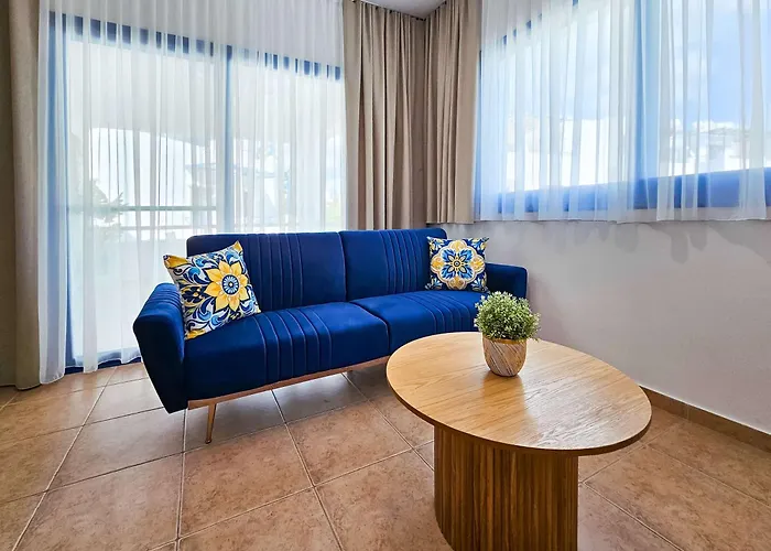 Stylish 1br Apt, Pool Views, Private Patio, 1min Walk To Gym 公寓 Paphos