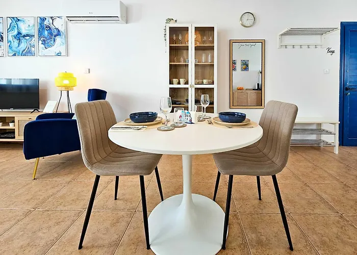 Stylish 1br Apt, Pool Views, Private Patio, 1min Walk To Gym