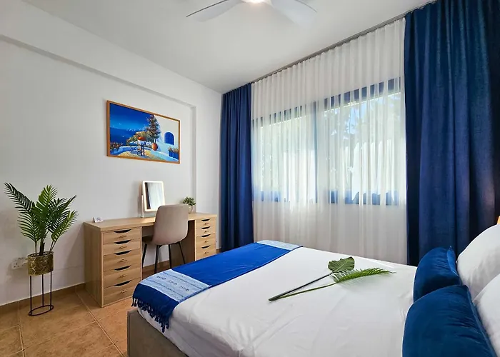 Stylish 1br Apt, Pool Views, Private Patio, 1min Walk To Gym 公寓 Paphos