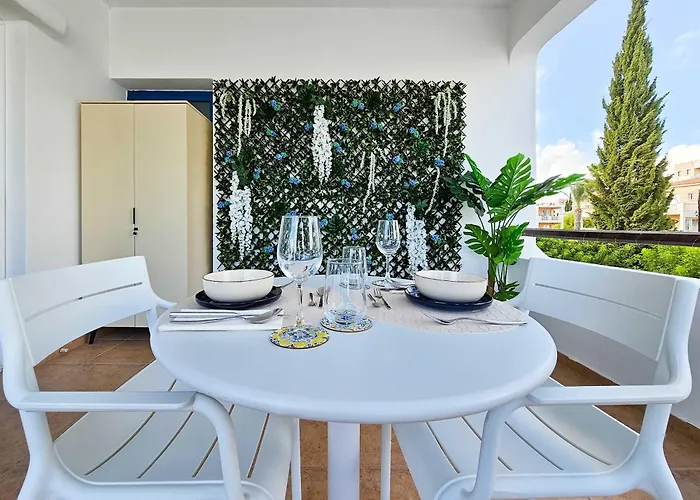 Stylish 1br Apt, Pool Views, Private Patio, 1min Walk To Gym パ フォス