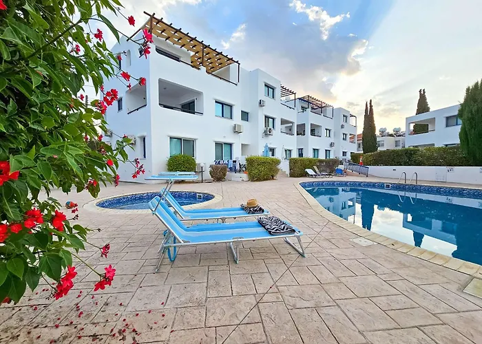 Stylish 1br Apt, Pool Views, Private Patio, 1min Walk To Gym * Paphos