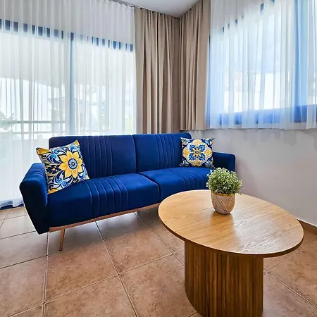 Stylish 1br Apt, Pool Views, Private Patio, 1min Walk To Gym Apartament Paphos