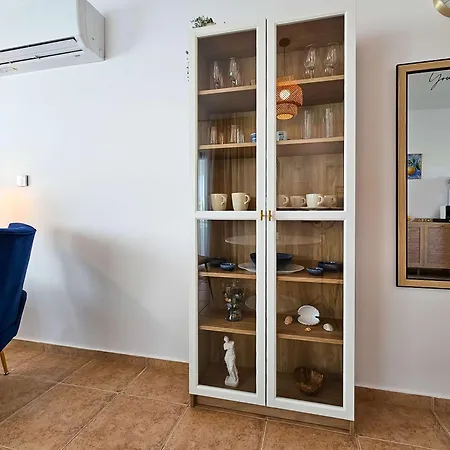 Stylish 1br Apt, Pool Views, Private Patio, 1min Walk To Gym * Paphos