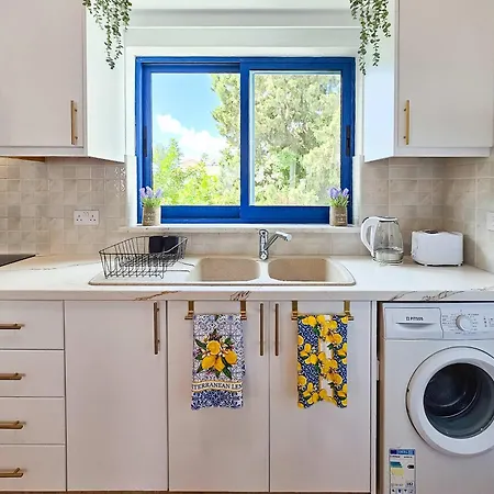 Stylish 1br Apt, Pool Views, Private Patio, 1min Walk To Gym Apartament Paphos
