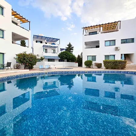 Stylish 1br Apt, Pool Views, Private Patio, 1min Walk To Gym Apartament Paphos