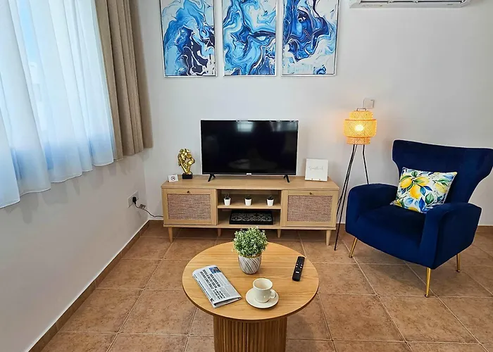 Stylish 1br Apt, Pool Views, Private Patio, 1min Walk To Gym *