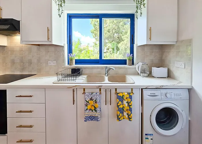 Stylish 1br Apt, Pool Views, Private Patio, 1min Walk To Gym Apartmán Paphos