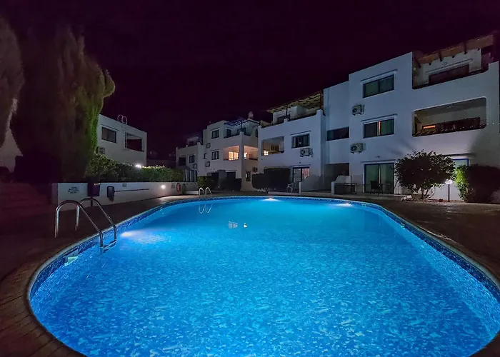 Stylish 1br Apt, Pool Views, Private Patio, 1min Walk To Gym Apartmán Paphos