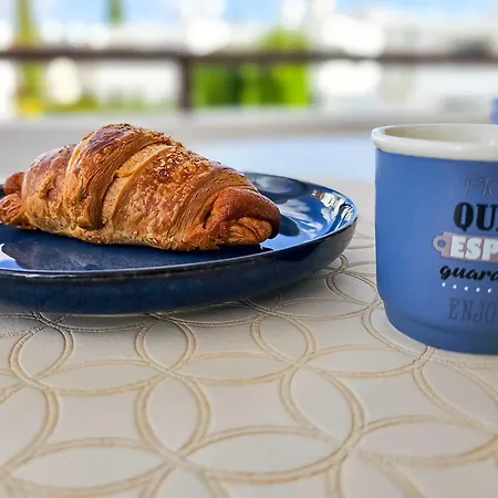 Daire Stylish 1br Apt, Pool Views, Private Patio, 1min Walk To Gym Pafos